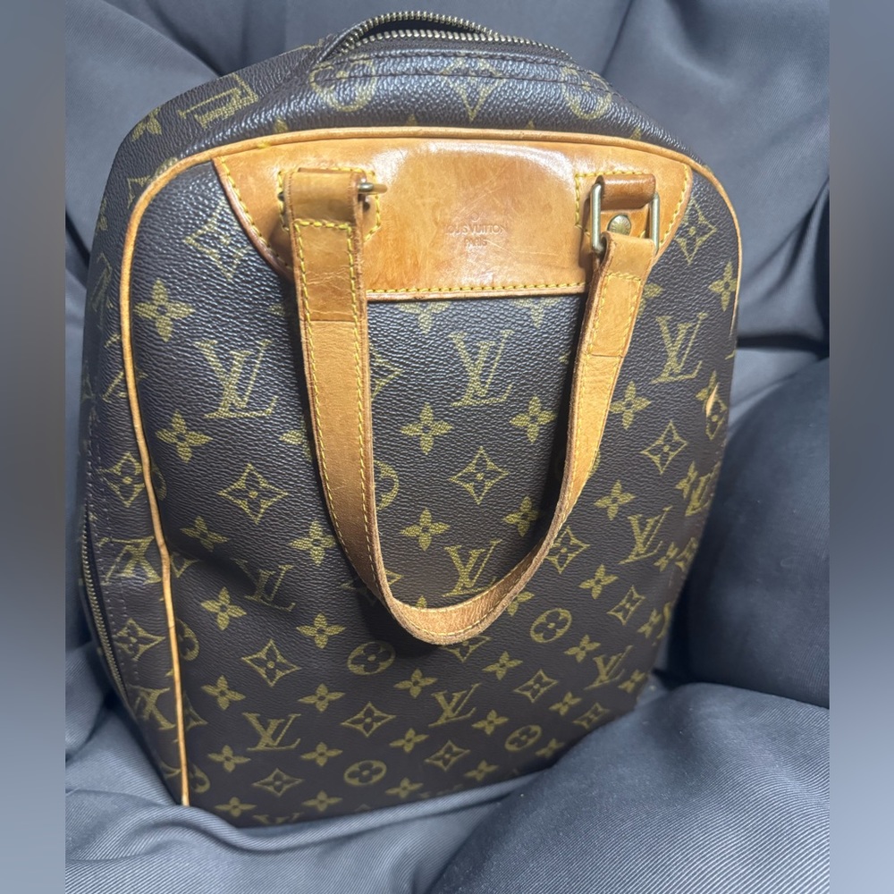 Louis Vuitton monogram excursion handbag. Has authenticity papers. - Picture 4 of 16